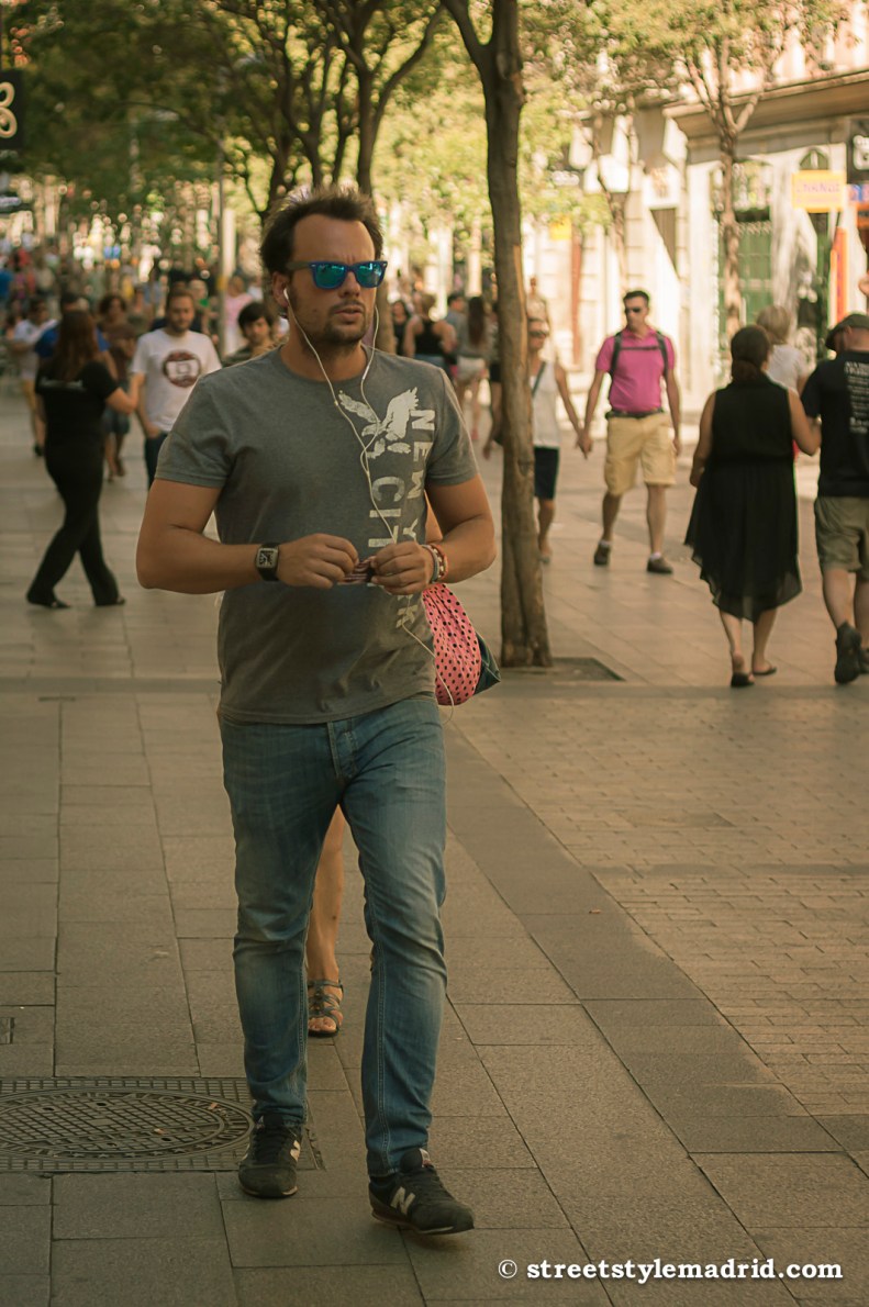 Jeans, camiseta y New Balance.