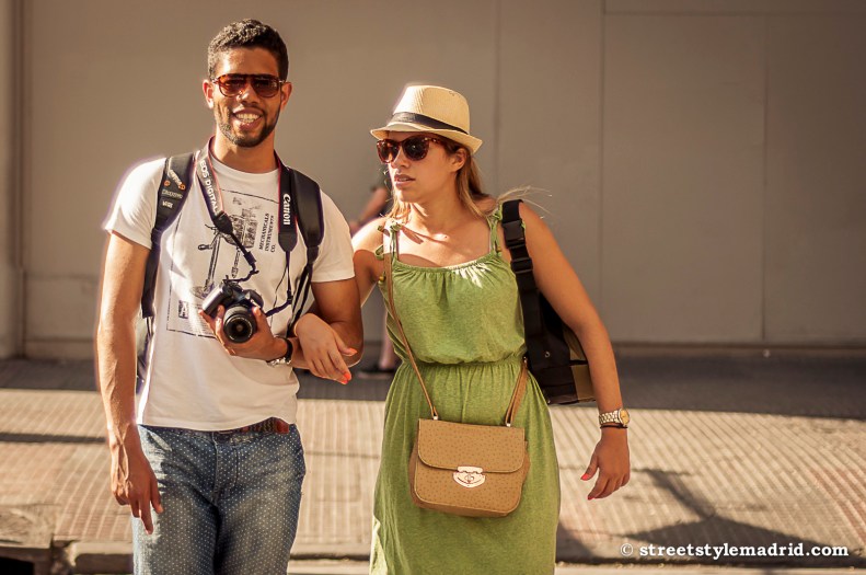 Jeans y camiseta frente a vestido y borsalino