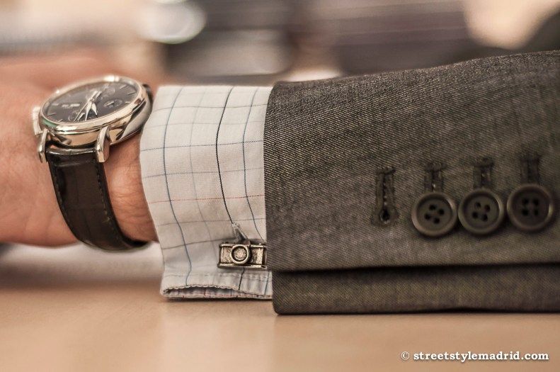 Complementos clásicos, gemelos y reloj.