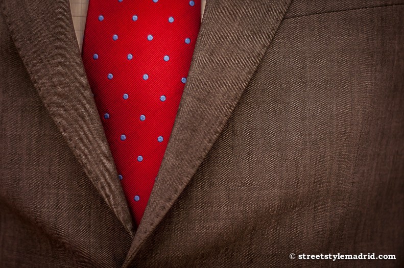 Gris y rojo, con lunares azul celeste