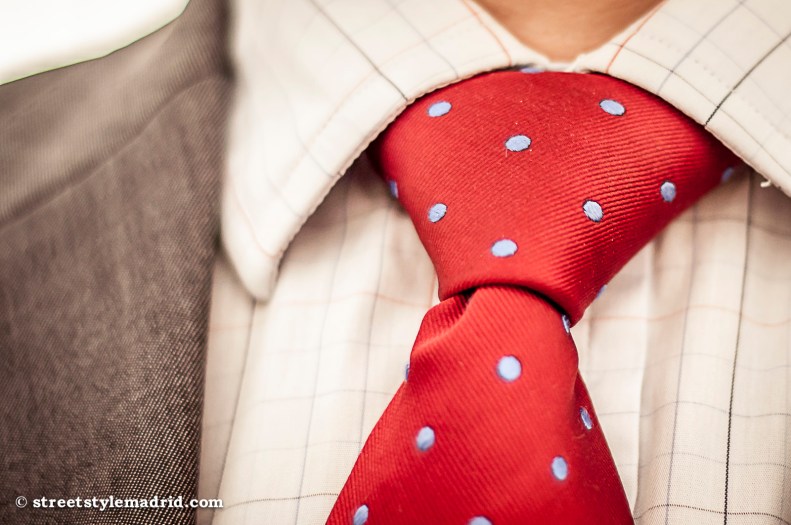 Medio Windsor, facil y con buen resultado.