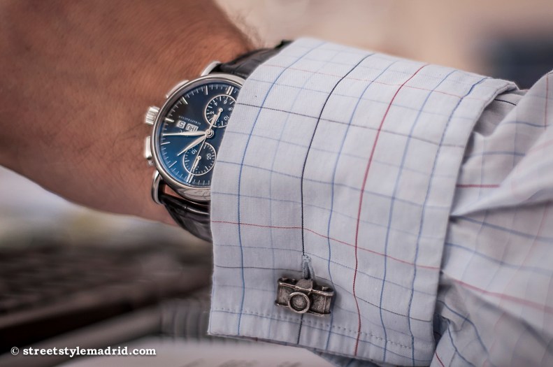 Gemelos curiosos ... sí, es una cámara.