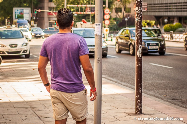 Camiseta y shorts, un habitual en cuanto sale el sol.