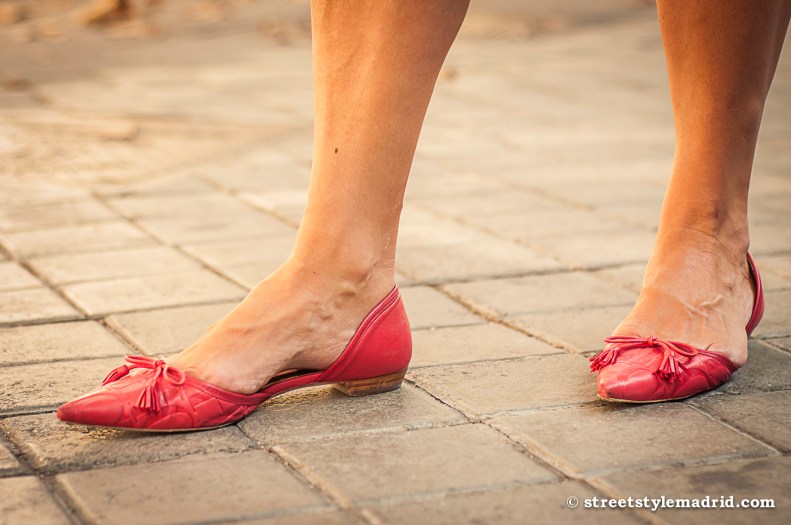 Zapatos en rojo, todo conjuntado.