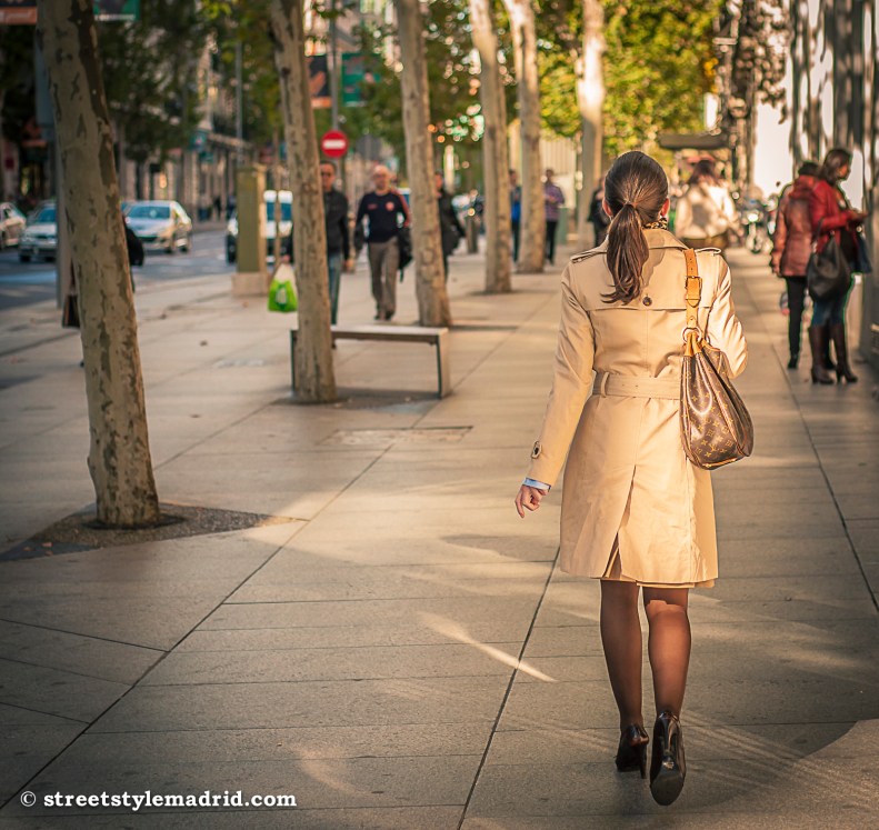 ... y trench por detrás.