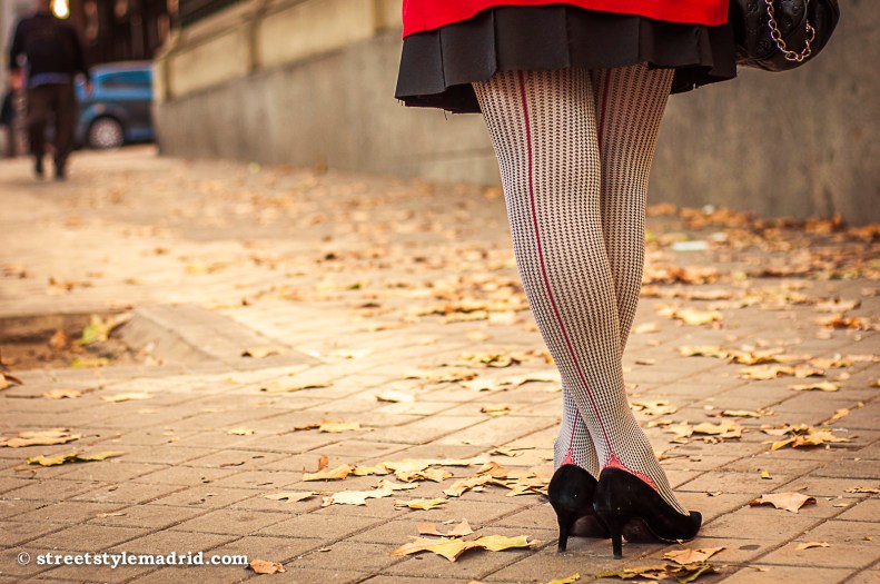 Medias, falda, chaqueta, zapatos.
