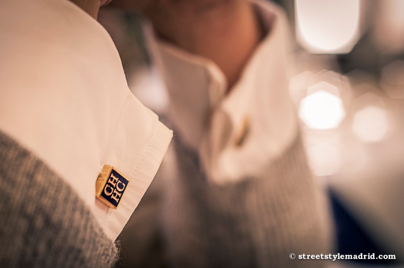 Gemelos, camisa blanca y jersey gris. Todo un acierto.