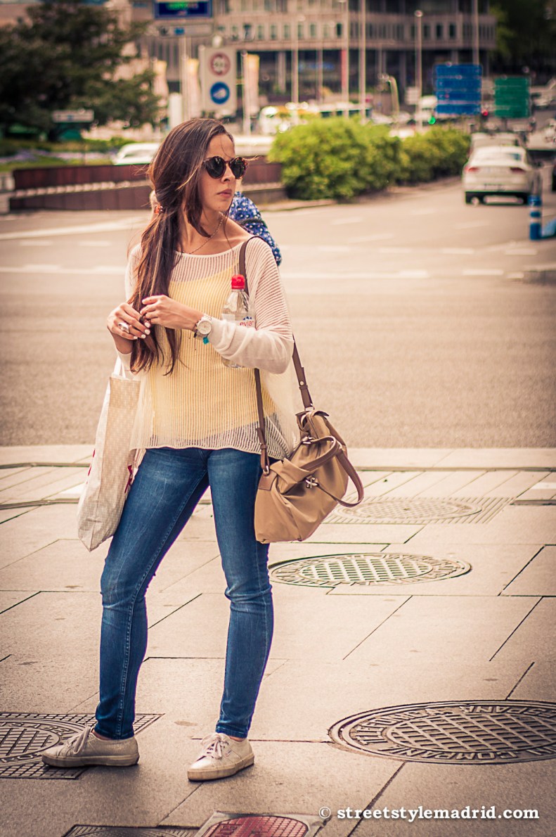 Estilo cómodo para pasear por la ciudad.