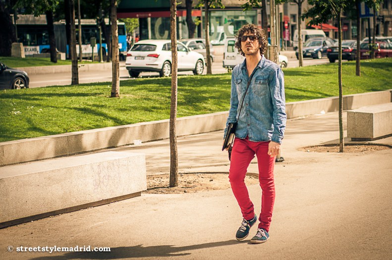 Jeans de color y camisa vaquera.