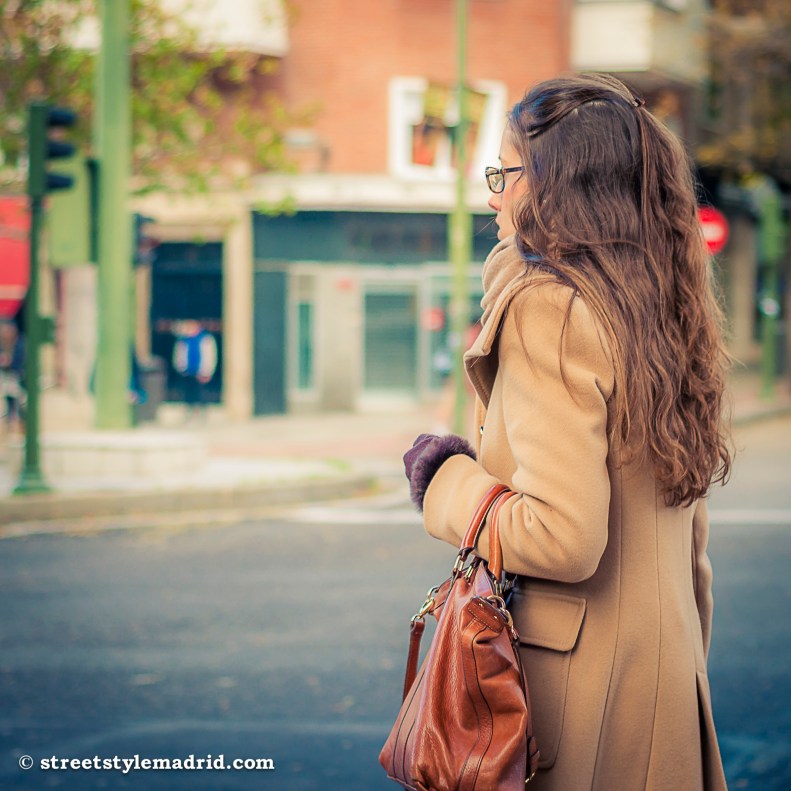 Street style madrid, abrigo camel con bolso marrón.