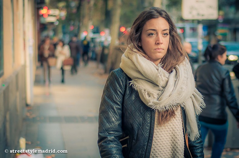Street Style en Madrid con chaqueta y foulard