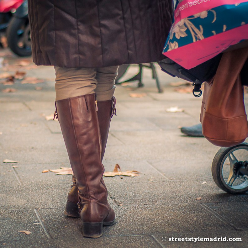 Street style en Madrid botas marron chocolate de caña alta