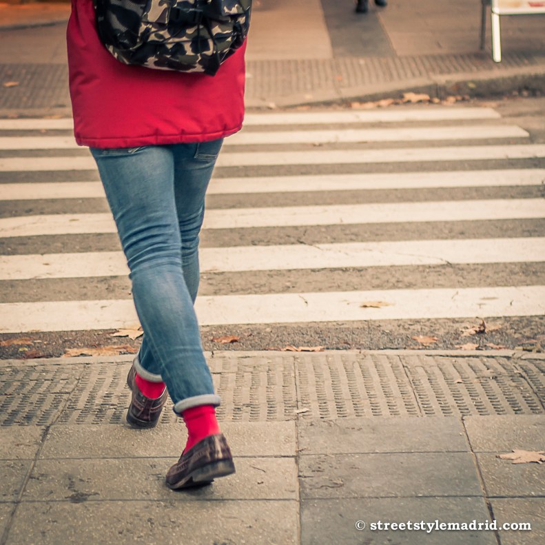 Street style en Madrid calcetines rojos y vaqueros slim
