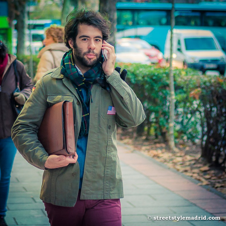 Street Style Madrid, bufanda de cuadros escoceses, con chaqueta verde militar, barba