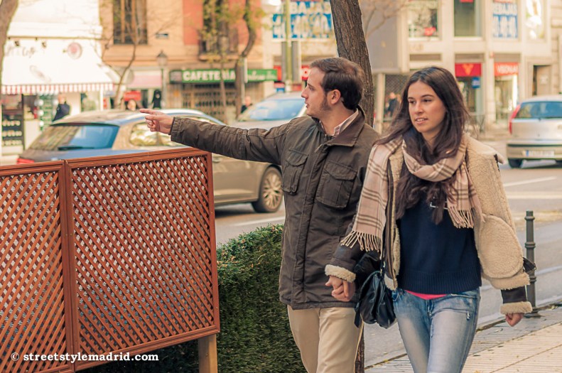 Street Style Madrid, estilo sport, cazadora de cuero con borrego, vaqueros, dockers, bufanda de cuadros.