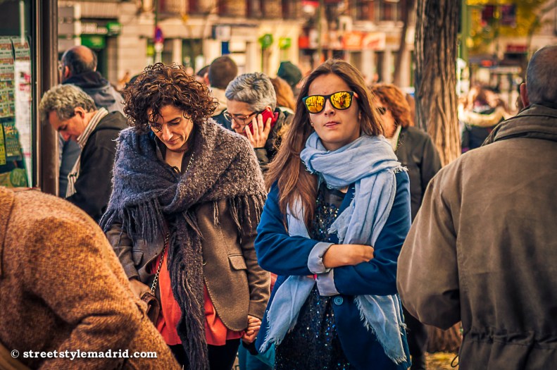 Street Style Madrid, Bufanda azul con chaqueta azul y gafas de espejo