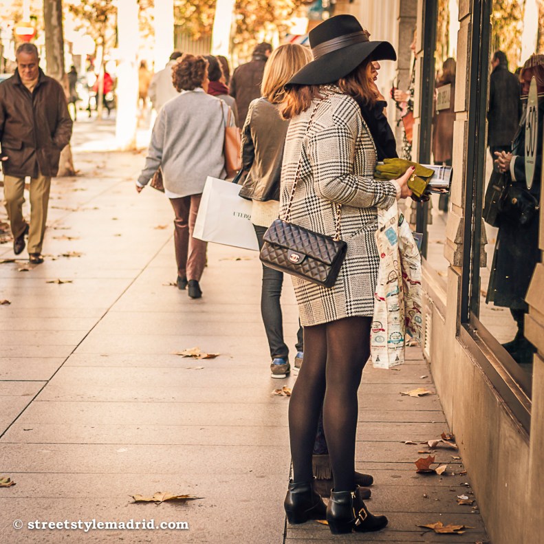 Street style en Madrid, cuadros Principe de Gales, bolso Chanel negro, sombrero negro de ala ancha