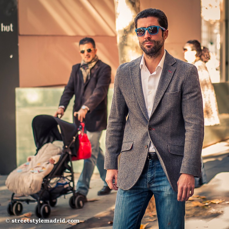 Street Style Madrid, Chaqueta gris con camisa blanca y vaqueros. Gafas de sol azules
