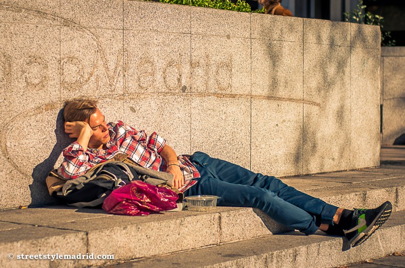 Street Style Madrid, camisa de cuadros, roja y blanca, vaqueros, deportivas nike, dormir en la calle