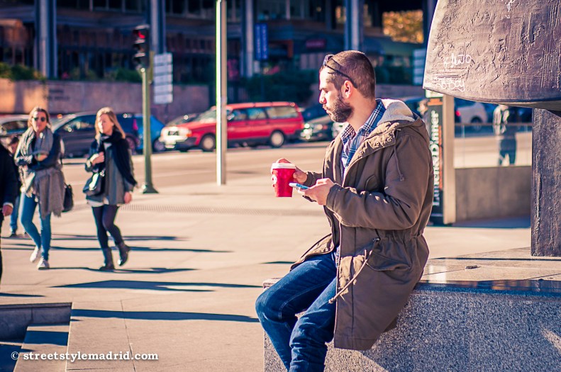 Street Style Madrid, vaqueros con chaquetón marrón y camisa de cuadros. Barba.