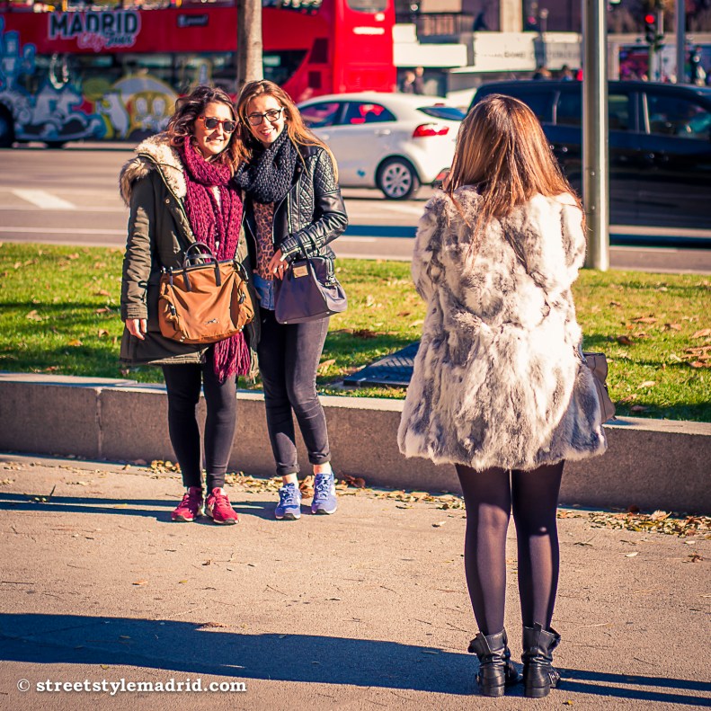 Street Style Madrid, New Balance con leggings, abrigo con capucha de pelo y cuello de bufanda