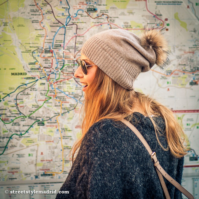 Street style en Madrid, Poncho con gorro de pompón y gafas ray ban de aviador
