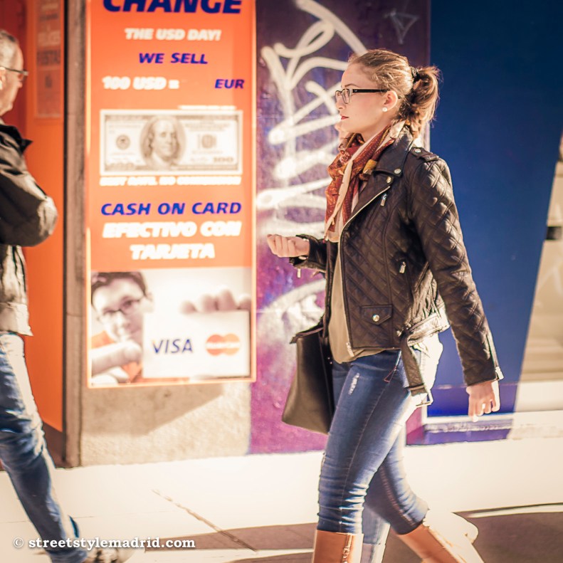 Street Style Madrid, Vaqueros slim, Botas de caña alta, Chaqueta de piel negra, pañuelo al cuello