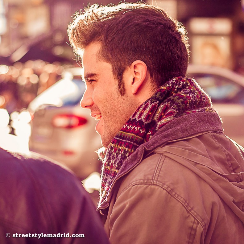 Street Style Madrid, cazadora y maxibufanda.