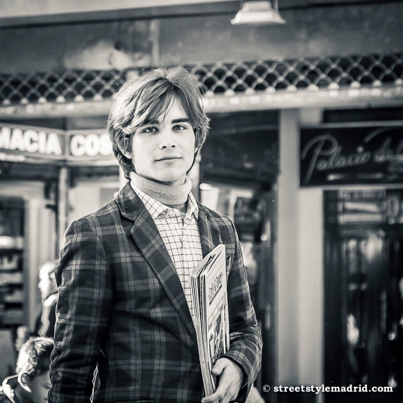 Street style Madrid, chaqueta de cuadros con jersey de cuello alto, camisa de cuadros