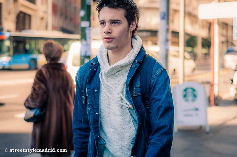 Street Style madrid, sudadera blanca con capucha y cazadora vaquera.