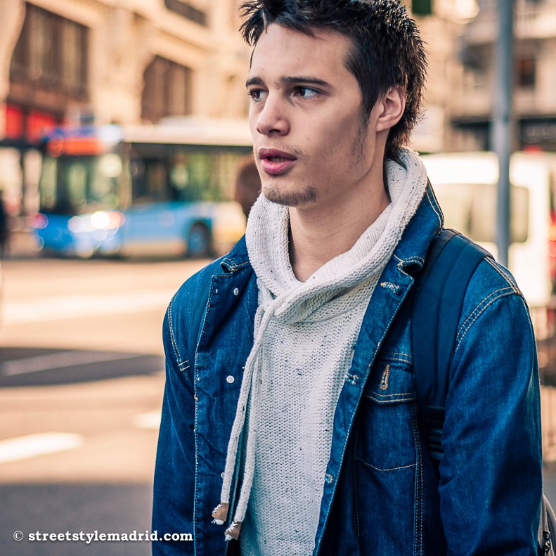 Street Style madrid, sudadera blanca con capucha y cazadora vaquera.