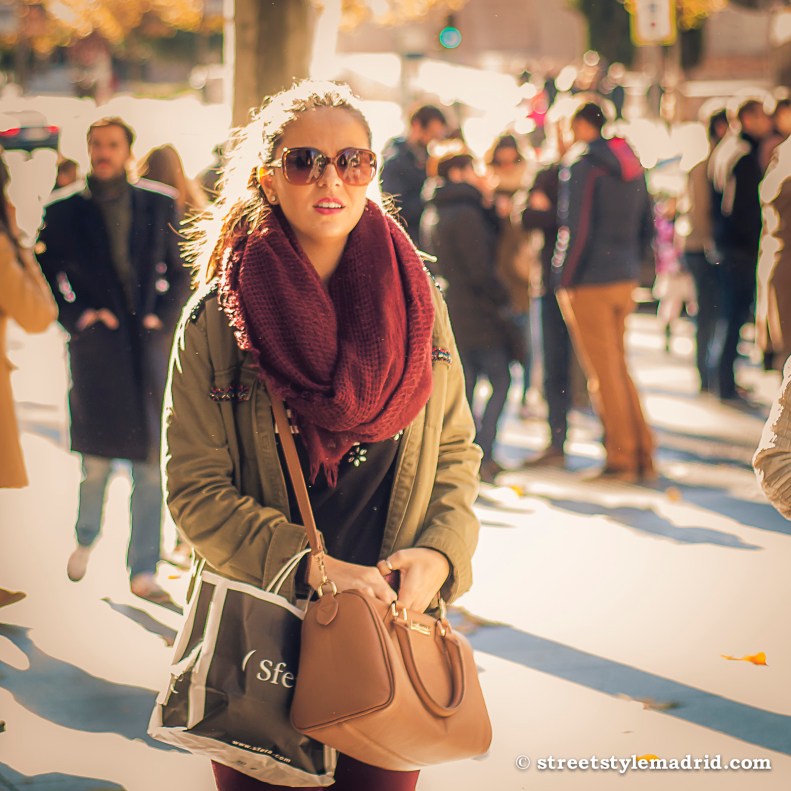 Street Style Madrid, bufanda granate, con abrigo caqui y bolso marrón.