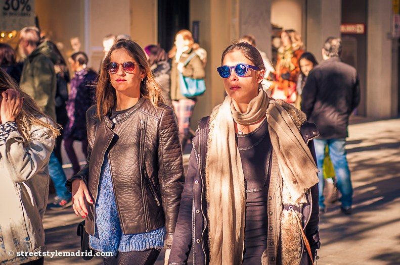 Street Style Madrid, cazadora de cuero negra, foulard beige, gafas de sol redondas