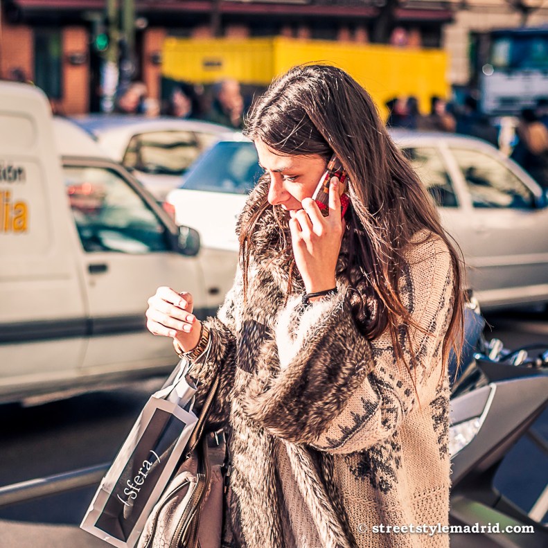 Street Style Madrid, abrigo con mangas amplias.