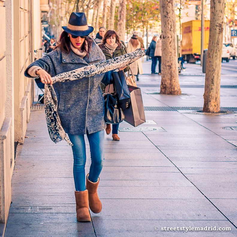 Street Style Madrid, sombrero azul, botas UGG, Gafas de sol