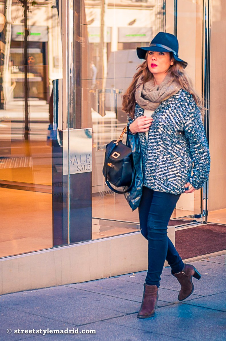 Street Style Madrid, chaqueta de lentejuelas, foulard marrón, sombrero.