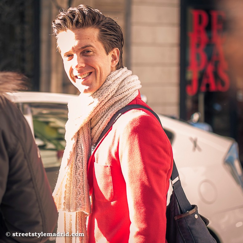 Street Style Madrid, bufanda marron claro, chaqueta naranja.