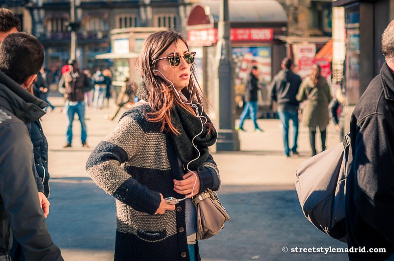 Street Style Madrid, Chaqueta de punto a rayas azul y blanca, foulard gris