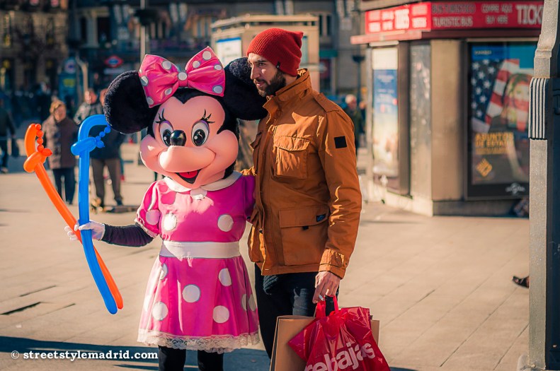 Street Style Madrid, Chaquetón ocre, gorro de lana