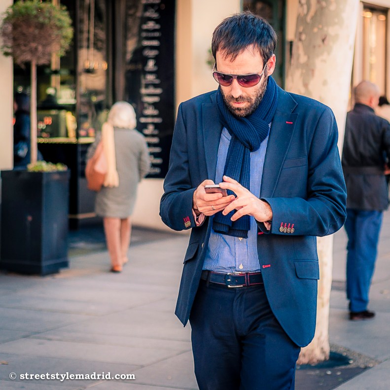 Street Style Madrid, Chaqueta americana azul con costuras en rojo. Pantalón azul y bufanda azul