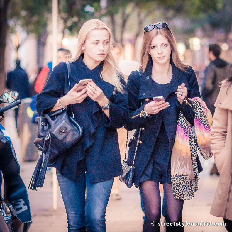 Street Style Madrid, vaqueros y falda corta con abrigos en azul