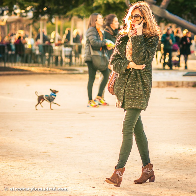 Street Style Madrid, Pantalón y chaqueta verde, con botas y foulard