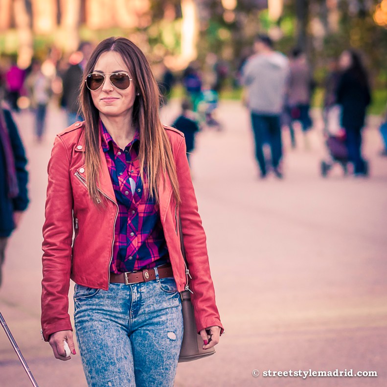 Street Style Madrid, Cazadora de cuero roja, vaqueros y camisa de cuadros.
