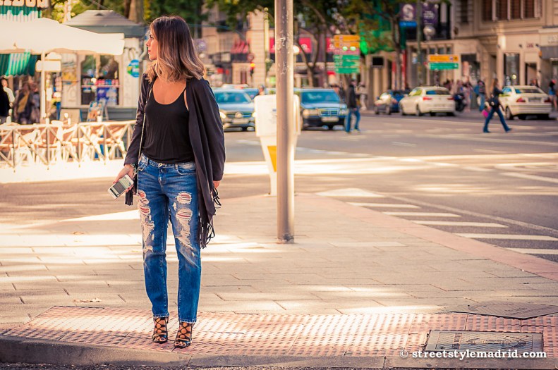 Vaqueros rotos, sandalias cruzadas, camiseta negra, street style madrid.