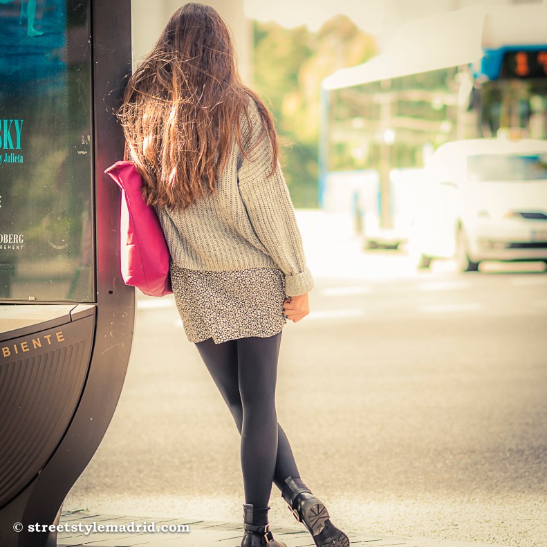 Minifalda, leggings, Jersey punto, botas negras, street style, Madrid