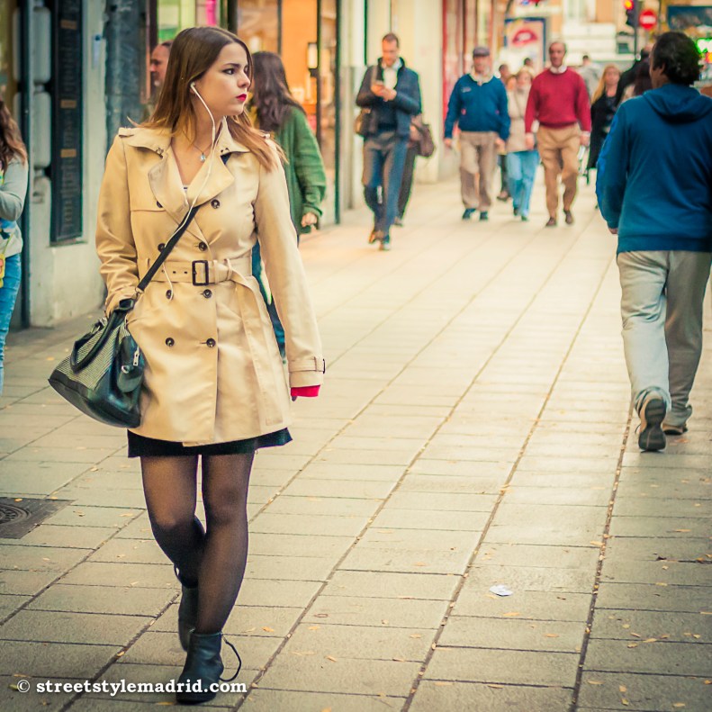 Trench, minifalda, medias, street style, madrid