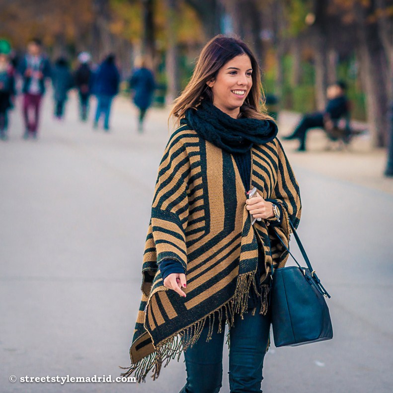Poncho etnico, bolso azul, cuello azul