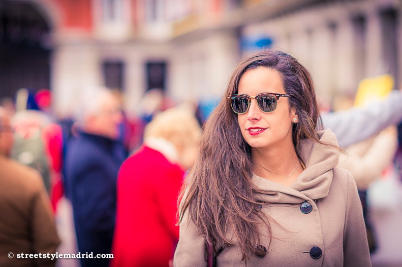 Gafas de sol, abrigo Marrón cruzado, Melena, street style madrid.