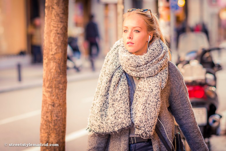 Megabufanda, bufanda gris, street style madrid