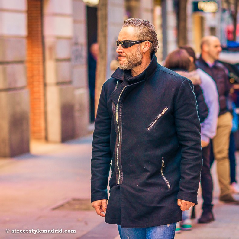 abrigo azul marino con cremalleras, street style madrid.